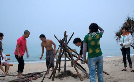 Đốt lửa trại bên bờ biển