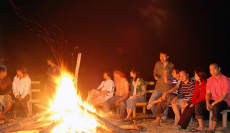 Lửa trại ấm cúng, tình anh em bạn bè.