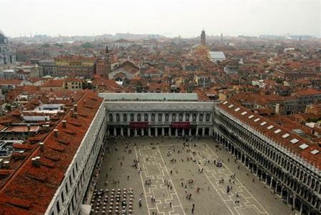 Từ trên tháp cao nhìn xuống quảng trường San Marco
