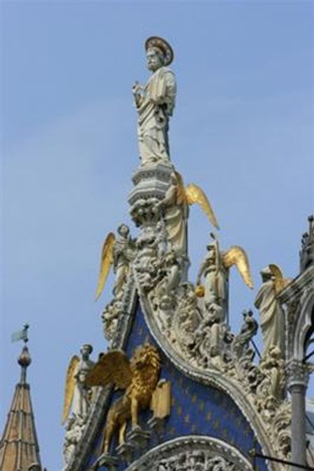 Nhà thờ San Marco trong ánh nắng buổi sớm