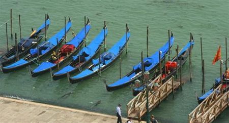 Thuyền Gondola trứ danh vẫn neo ngoài bến
