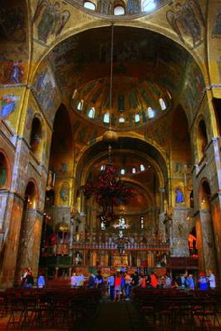 Lộng lẫy và choáng ngợp bên trong Basilica di San Marco