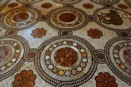 Nền nhà thờ kỳ công dát hàng triệu miếng mosaic đủ màu, đủ kích cỡ và chất liệu