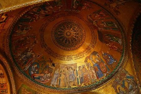 Những vòm trần phủ mosaic vàng óng khiến ai nấy đều kinh ngạc