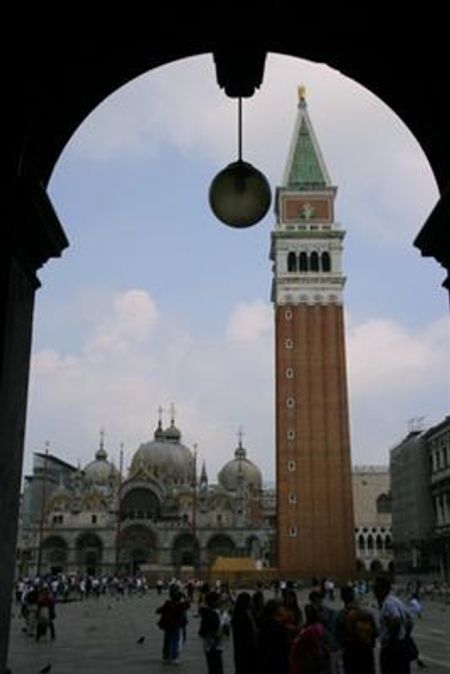 Tháp Campanile tọa lạc ngay trên quảng trường San Marco