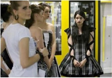 Các người mẫu chờ đến giờ khai mạc buổi diễn mang tên "Underground Catwalk" dưới tàu điện ngầm ở Berlin. Ảnh: Germany Entertainment.