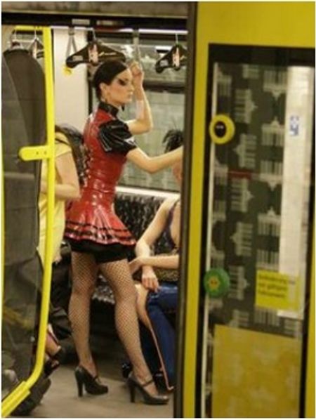Bộ váy màu đen đỏ của hãng Savage Wear.