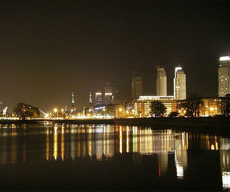 Thành phố kì ảo dưới ánh đèn đêm