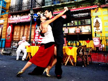 Điệu Tango bốc lửa trên đường phố