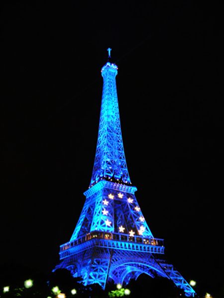 Về đêm các công trình được chiếu sáng rực rỡ. Tháp Eiffel có lúc sáng xanh như pha lê, lúc khác lại lấp lánh ánh vàng và 10 phút trước nữa đêm cả ngọn tháp nhấp nháy liên hồi như được kết bằng hàng ngàn vì sao lung linh.