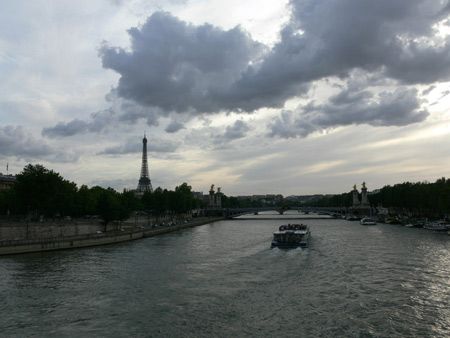 Hoàng hôn Paris, nhìn từ một trong 36 cây cầu bắc qua dòng sông Seine thơ mộng.