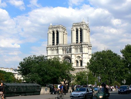 Nhịp sống hối hả ngày thường trước Nhà thờ Đức Bà (Notre-Dame), ngôi giáo đường gần 1.000 năm tuổi.