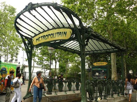 Một trong những lối xuống tàu điện ngầm xưa nhất Paris, ở gần đồi Monmartre.