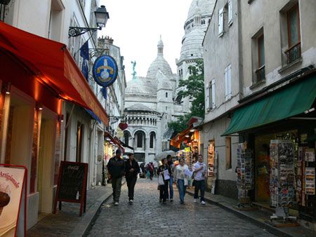 Khu phố cổ trên đồi Monmartre, phía sau nhà thờ Sacré Coeur. Đây là nơi du khách thường ghé tham quan và nhờ những họa sĩ đường phố vẽ ảnh chân dung với giá vài chục euro.