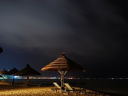 Khi thời tiết tốt, biển đêm Nha Trang thật đẹp và yên tĩnh, sóng vỗ nhẹ êm, không khí trong lành và dễ chịu
