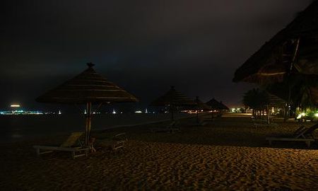 Những chiếc lều cỏ san sát ven biển