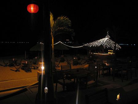 Còn gì tuyệt vời hơn thưởng thức ly cafe trong cái gió lộng của biển đêm