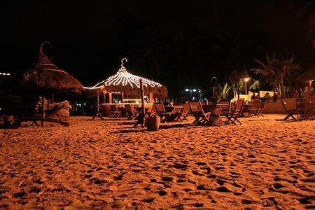Dưới ánh sáng rực rỡ, du khách có cảm giác như đang ở vùng biển Hawai thơ mộng