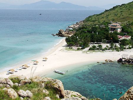 Gần ngay bên đảo yến là một bãi tắm hai mặt, một hướng ra đại dương, mặt còn lại hướng vào trong đảo, nước xanh mát thấy rõ cả san hô dưới đáy.