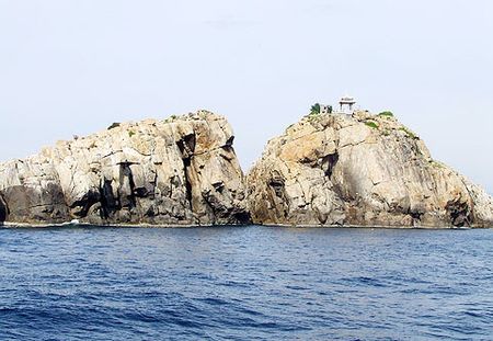 Bao quanh đảo yến còn là nhiều hòn đảo lớn nhỏ khác tạo thành những cụm đảo du lịch và địa điểm ngắm cảnh rất kỳ thú.
