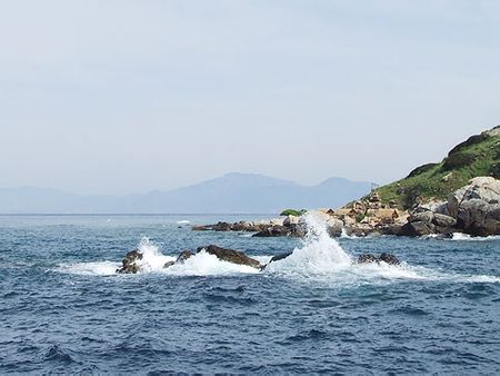 Nét đẹp hoang sơ của vùng biển bao quanh đảo yến.