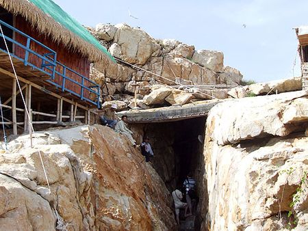 Đảo chỉ đón khách du lịch tham quan từ tháng 4 đến tháng 8. Những tháng còn lại của năm, đảo đóng cửa để công nhân khai thác tổ yến mang vào đất liền.