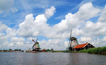 Cối xay gió của vùng Zaanstreek ở phía bắc Amsterdam với khung cảnh đồng quê thơ mộng.