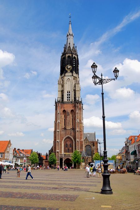 Nhà thờ "mới" nhưng có đến hơn 400 năm tuổi, quảng trường trung tâm Delft. Đây là nơi thi hài của các thành viên thuộc Hoàng gia Hà Lan được lưu giữ.