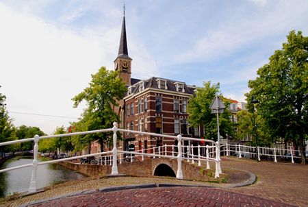 Góc phố với những chiếc cầu trắng xinh xắn rất đặc trưng của Delft.