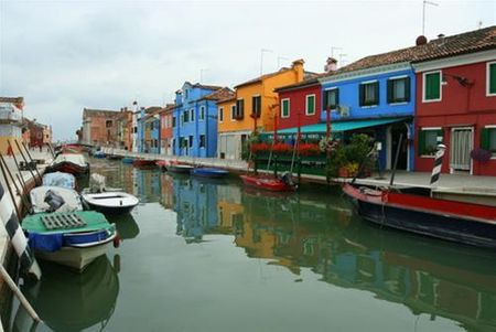 Những ngôi nhà sặc sỡ sắc màu bên dòng kênh yên ả
