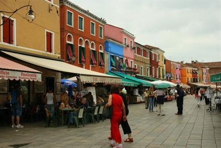 Trục đường chính Baldassare Galuppi của Burano và hàng quán