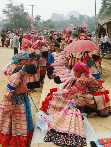 Hàng thổ cẩm được bày bán dọc các lối đi.