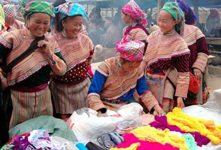 Trong khi phụ nữa chú ý đến các mặt hàng may mặc...