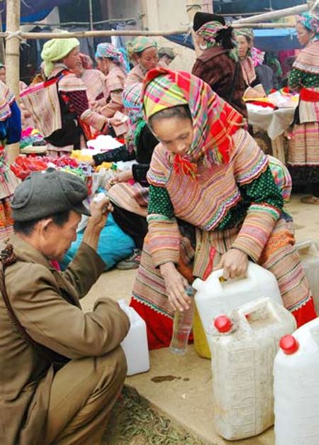 ... thì cánh đàn ông lại bị các hàng rượu thu hút.