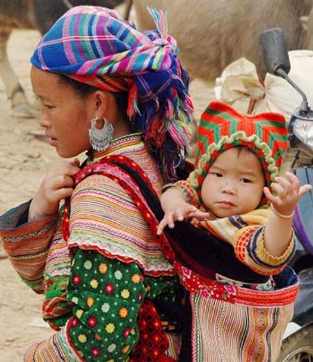 Em bé theo mẹ xuống chợ.