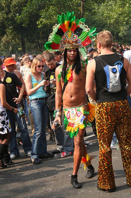 Có thể nhận thấy ở Love Parade 2007 sự hiện diện của các phong cách văn hóa khác nhau: mũ lông chim của người Inca,…