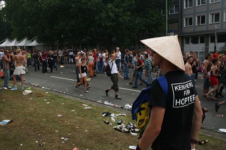 …và cả nón lá Việt Nam