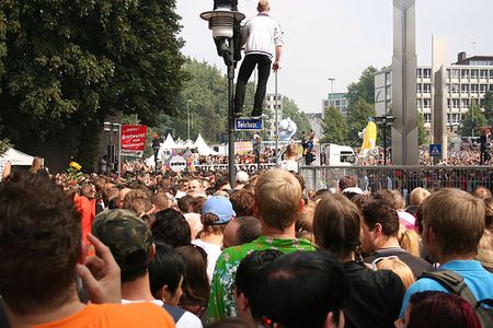 Cảnh chen lấn xảy ra trên mọi con đường dẫn về quảng trường Berlinerplatz - ở trung tâm thành phố Essen.