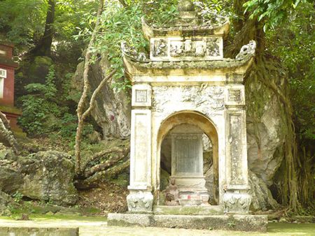 Tháp và bia đá ghi công đức của những Tăng ni, Phật tử có tấm lòng hảo tâm từ lúc xây dựng chùa.