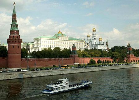Bên ngoài điện Kremlin, nhìn từ sông Moskva.