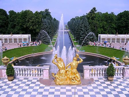 Đài phun nước bên ngoài cung điện Mùa hè tại TP Saint Peterburg.