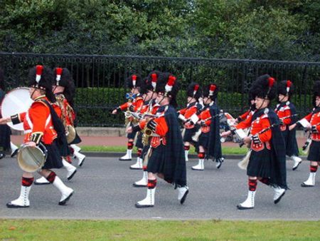 Đội kèn trống trong trang phục truyền thống của Scotland.
