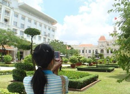 Một góc thành phố HCM trước trụ sở Ủy ban nhân dân