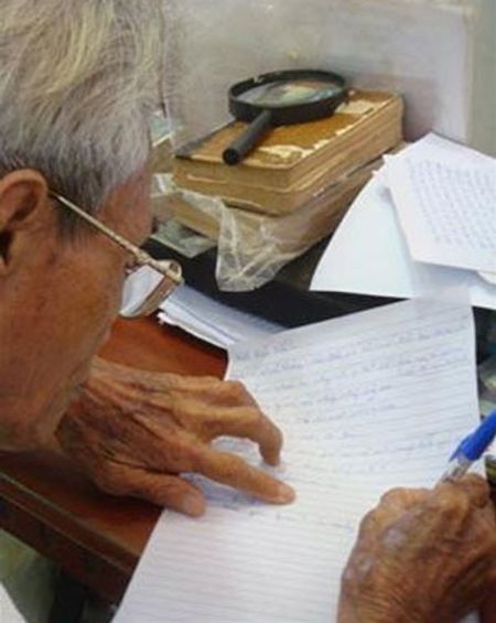 Ông Dương Văn Ngộ-người viết thuê cuối cùng của Bưu điện Sài Gòn, đang dịch một bức thư của khách