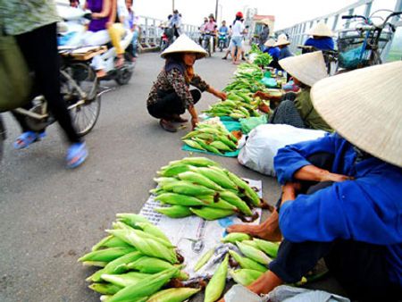 Chợ trên cầu Long Biên, Hà Nội.