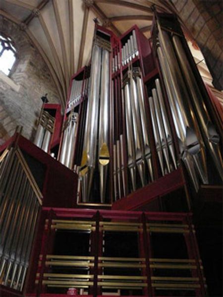 Dàn organ bằng ống đồng trong nhà thờ St Giles