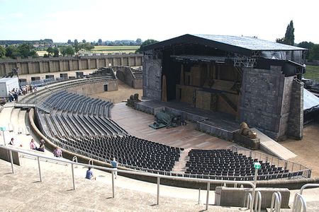 Toàn cảnh Colosseum thu nhỏ và sân khấu vở Aida