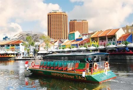 Taxi đường sông đón khách ở Boat Quay