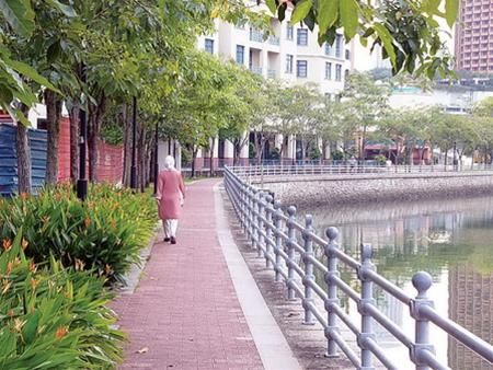 Đi dạo giữa thiên nhiên bên bờ sông trong lành
