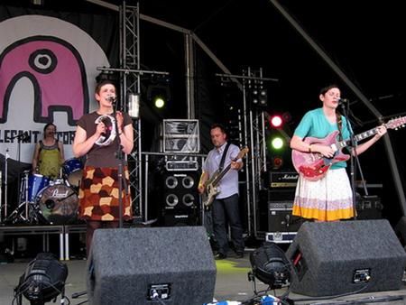 Ban nhạc biểu diễn trong lễ hội Indietracks